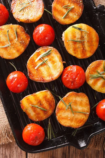 그릴에 구운된 감자와 토마토 로즈마리와 클로즈업 — 스톡 사진