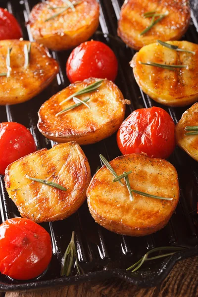 Grilled potatoes and tomatoes with rosemary macro on the grill p — Stock Photo, Image