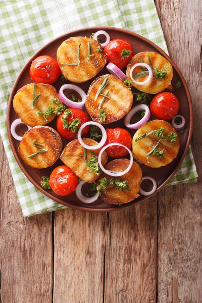 Batatas novas grelhadas e tomates com cebola vermelha fresca close-up . — Fotografia de Stock