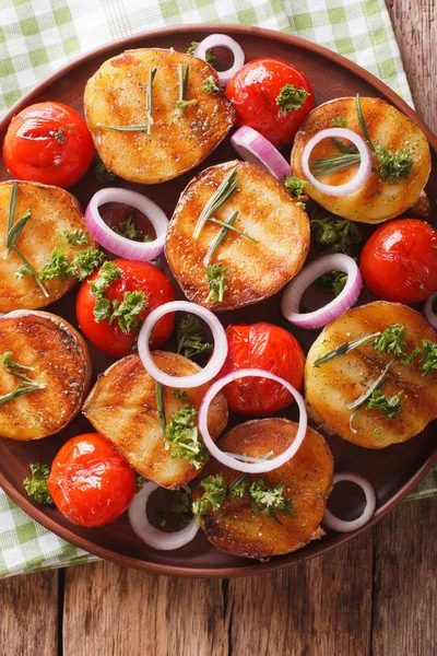 Gesunde Kost: gegrillte Kartoffeln und Tomaten mit Kräutern und Zwiebeln — Stockfoto