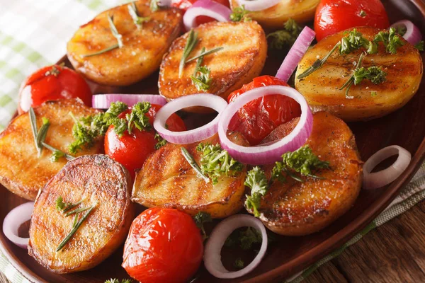 채식 음식: 새로운 감자와 로즈마리와 토마토 구이 — 스톡 사진