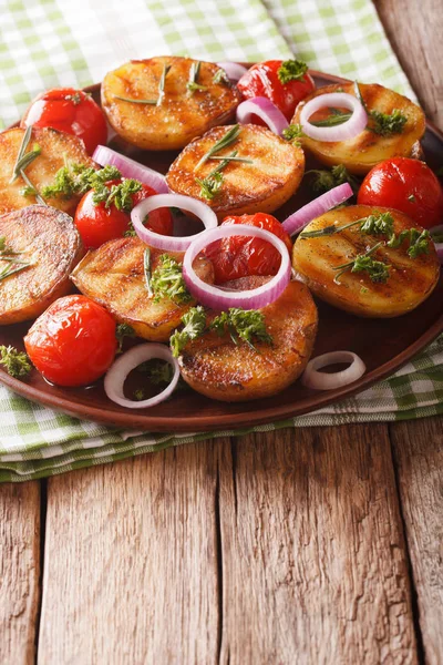 Vegetarisches Essen: gegrillte neue Kartoffeln und Tomaten mit Rosmarin — Stockfoto