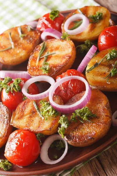 Gegrillte neue Kartoffeln und Tomaten mit frischen roten Zwiebeln Nahaufnahme. — Stockfoto