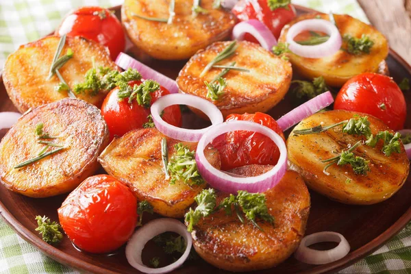 Patate novelle alla griglia e pomodori con cipolle rosse fresche primo piano . — Foto Stock