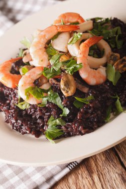 Siyah pirinç deniz ürünleri ve otlar closeup ile. dikey