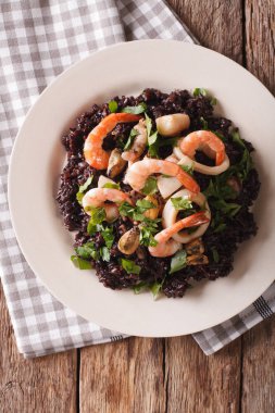 Deniz ürünleri ile siyah pirinç risotto bir plaka üzerine kapatın. Dikey