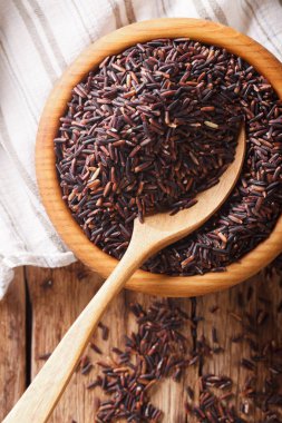 Ham vahşi siyah pirinç bir kase kapatın. Dikey Üstten Görünüm