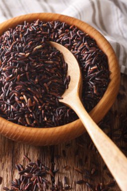 Cilasız vahşi uzun siyah pirinç ahşap bir kapta kapatın. Verti