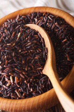 Ham vahşi siyah pirinç bir kase makroda. Dikey