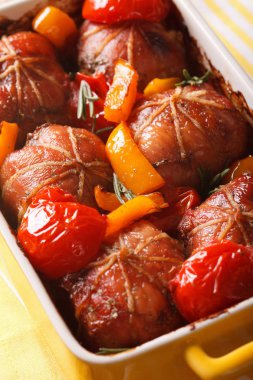 Fırında tavşan fileto sebze graten tabak ile kapatın. v