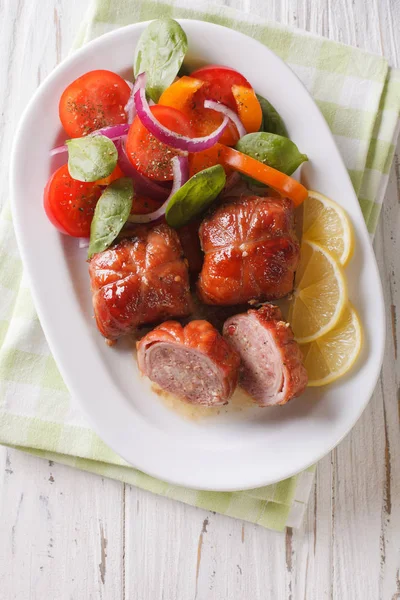 Filete de conejo asado con una ensalada de verduras frescas de cerca . — Foto de Stock