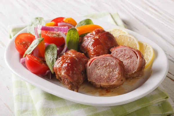 Roulade filete de conejo asado y ensalada de verduras de cerca. Hori. — Foto de Stock