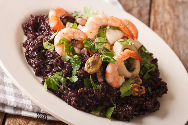 Karides, kalamar, midye ve tarak clos ile vahşi siyah pirinç