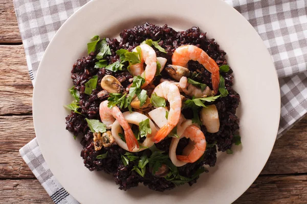 Black rice with shrimp, calamari, mussels and scallops closeup. — Stock Photo, Image