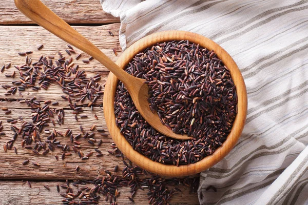 Ham vahşi siyah pirinç bir kase kapatın. Yatay Üstten Görünüm