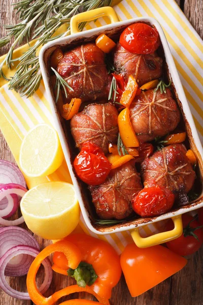 Ballotine rabbit dipanggang dengan tomat, lada dan rosemary close — Stok Foto