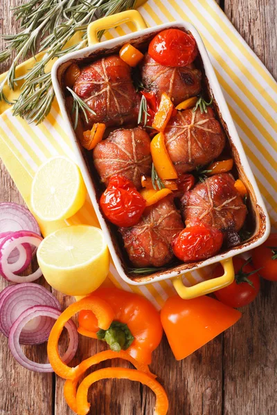 Domates ve biber pişirme çanağı ile fırında tavşan rulo. Vert