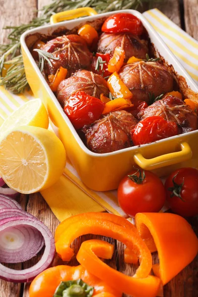 Tavşan sebzeli, fırında rulo üzerinde yemek pişirme yakın çekim