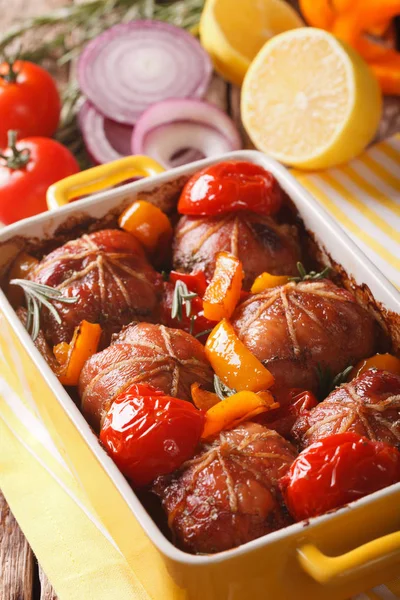 토마토, 후추, 로즈마리 clo와 구운 맛 있는 토끼 필렛 — 스톡 사진