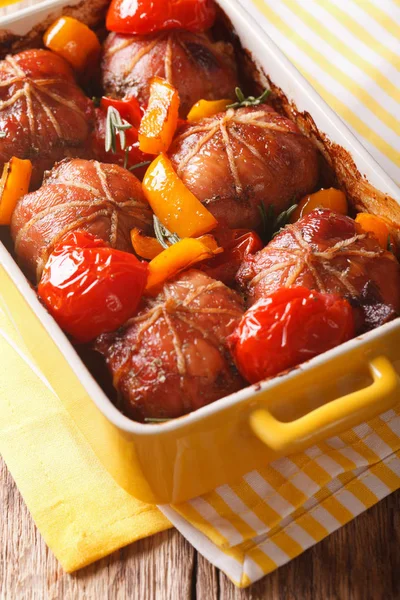 Rollo de conejo al horno con tomate y pimienta en bandeja para hornear. Vert. — Foto de Stock