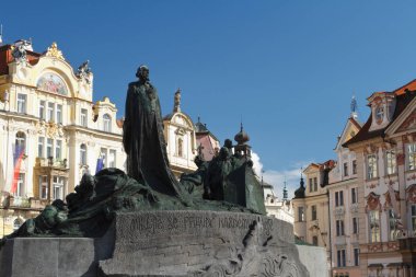 Eski şehir squar Jan Hus (Ladislav Saloun tarafından tasarlanmış) Anıtı