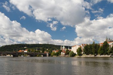 Prag'da yaz. Görünümü şehrin attrac ve Vltava Nehri