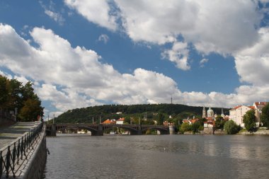 Prag'da Vltava Nehri. Dolgu görünümünden Köprü'ye bir