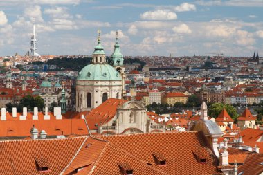 Mala Strana Prag'da St. Nicholas Katedrali manzarası. CZE