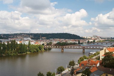 Vysehrad demiryolu Köprüsü görünümü. Prag