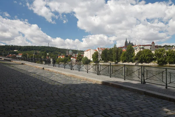 Bonita vista desde el terraplén del río Moldava en la Praga —  Fotos de Stock