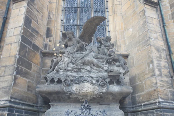 Beeldje van Johannes van Nepomuk op Sint-Vituskathedraal — Stockfoto