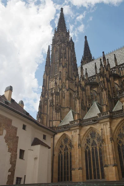 Gevel van de Metropolitan kathedraal van Saints Vitus, Praag. — Stockfoto