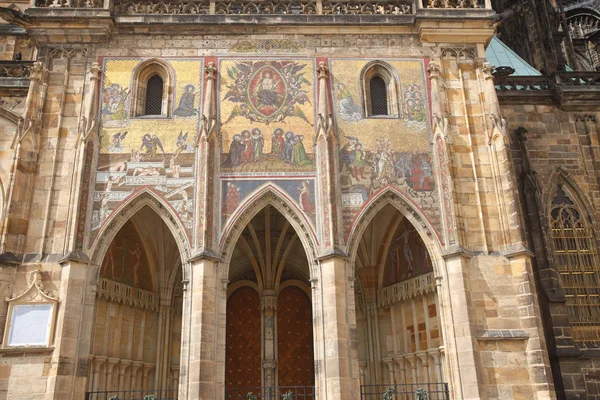 Fachada da Catedral Metropolitana dos Santos Vito, Praga . — Fotografia de Stock