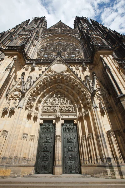 Gevel van de Metropolitan kathedraal van Saints Vitus, Praag. — Stockfoto