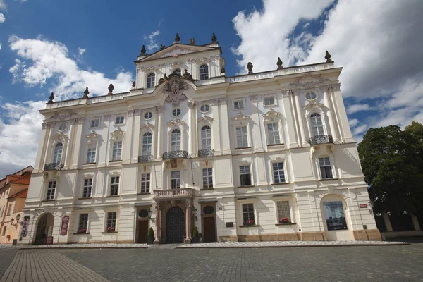 Gevel van de Metropolitan kathedraal van Saints Vitus, Praag. — Stockfoto