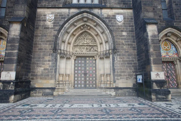 De deuren van de kerk van Sint Peter en Paul in Visegrad. PR — Stockfoto