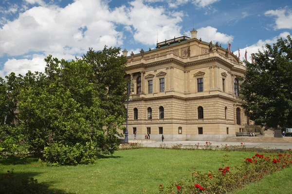 Zijaanzicht van het concertgebouw Rudolfinum, Praag — Stockfoto