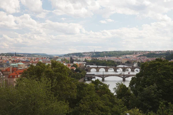 Vue sur la rivière Vltava, les ponts et la ville. Prague — Photo