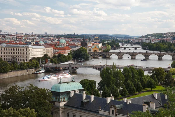 Pohled shora z řeky Vltavy, mosty a architektura. Praha — Stock fotografie