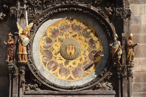 Historické středověké orloje v Praze na starém městě Hal — Stock fotografie