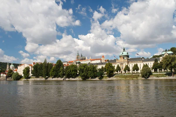 Bâtiment du Parlement du Gouvernement à Prague . — Photo