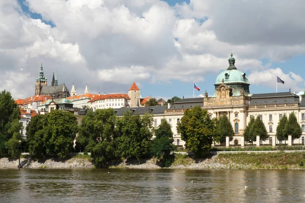 Vue de l'académie de Straka, siège du gouvernement à Prague — Photo