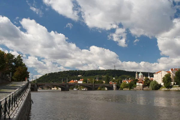 Vltava River in Prague. View from the embankment to the bridge a — Stock Photo, Image