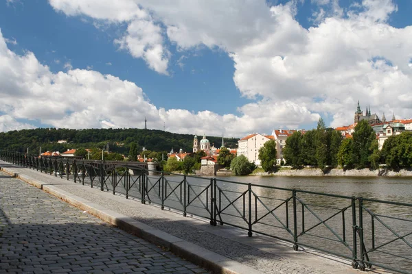 Beau quai à Prague. Vue sur la rivière Vltava et le château de Prague — Photo