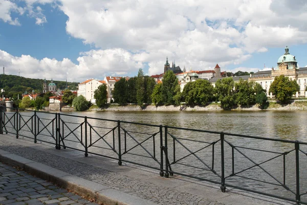 Nasyp w Pradze. Widok z rzeki Wełtawy i zamku na Hradczanach — Zdjęcie stockowe