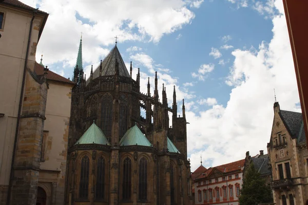 Fragment of beautiful gothic St. Vitus' Cathedral on Prague. — Stock Photo, Image