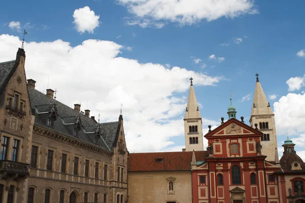 Szent György-bazilika és a népi Galéria, a prágai vár. CZE — Stock Fotó