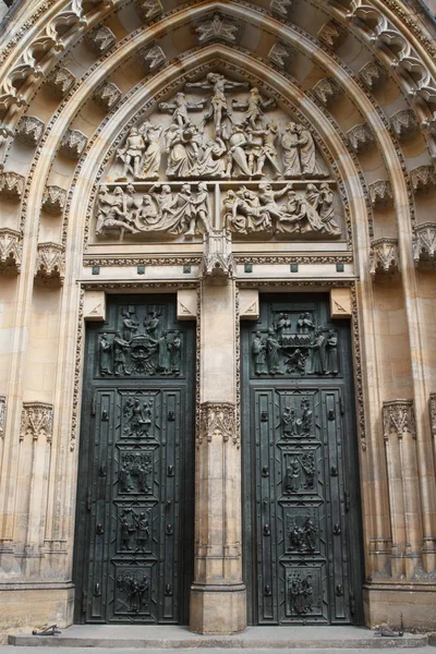 Vista dell'ingresso principale della chiesa di San Vito, Praga, Cz — Foto Stock