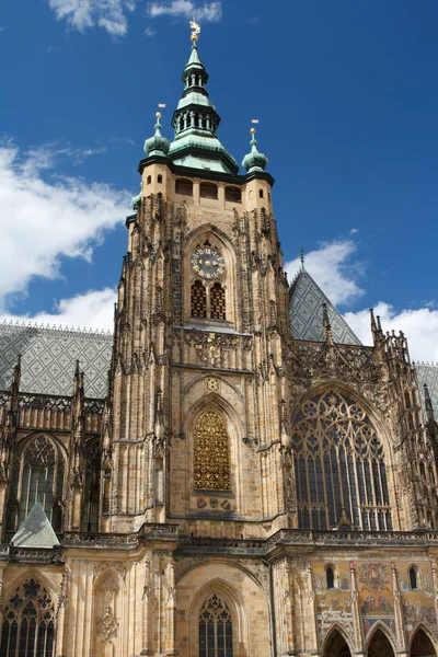 St. Vitus gotische kathedraal gelegen binnen de Praagse burcht comp — Stockfoto