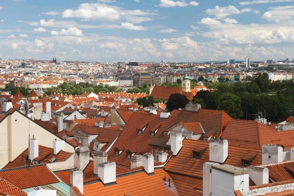 Widok z tradycyjnych domów z czerwonymi dachami w Pradze — Zdjęcie stockowe